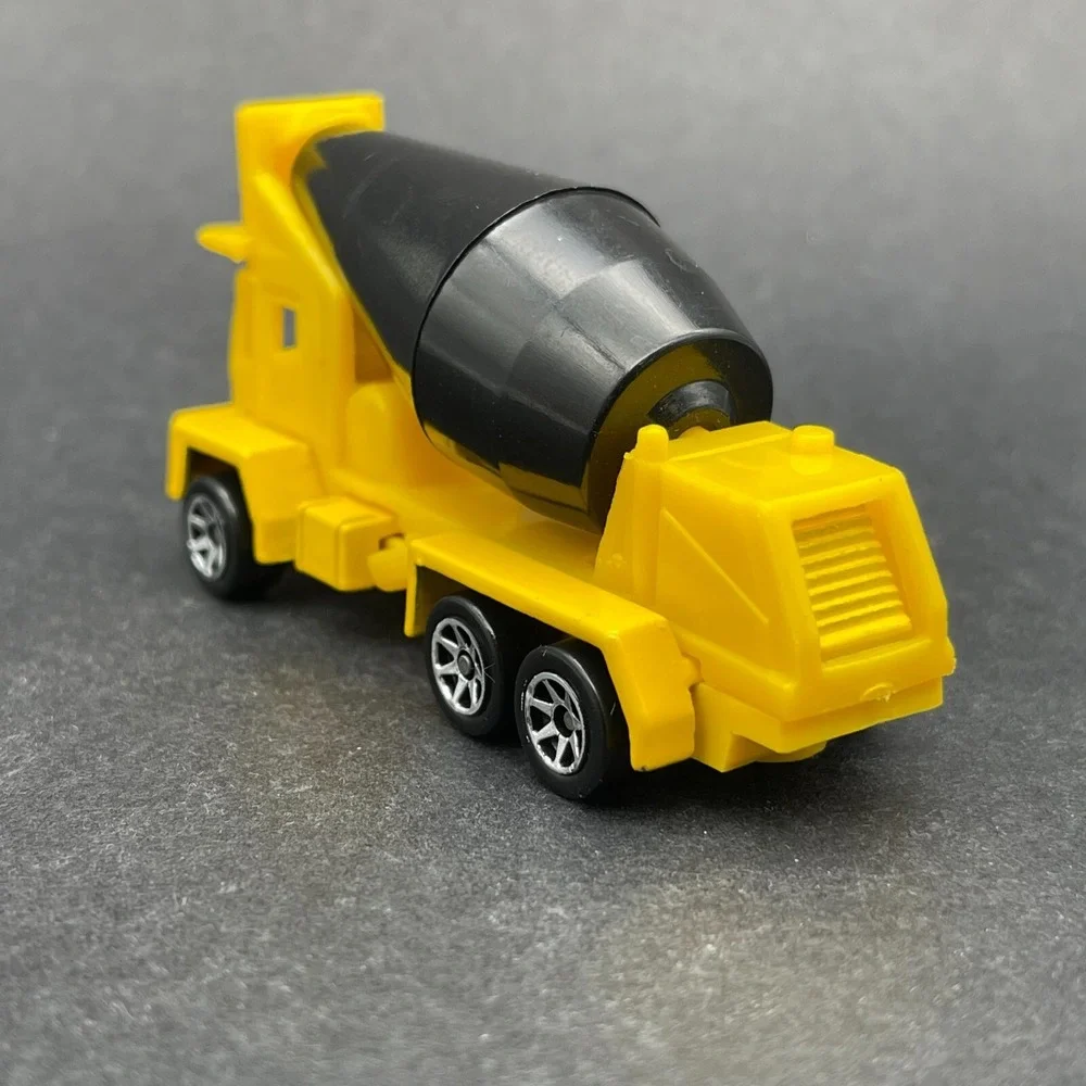 Hot Wheels Oshkosh Cement Concrete Mixer Yellow Truck Diecast 1/64 Scale Loose